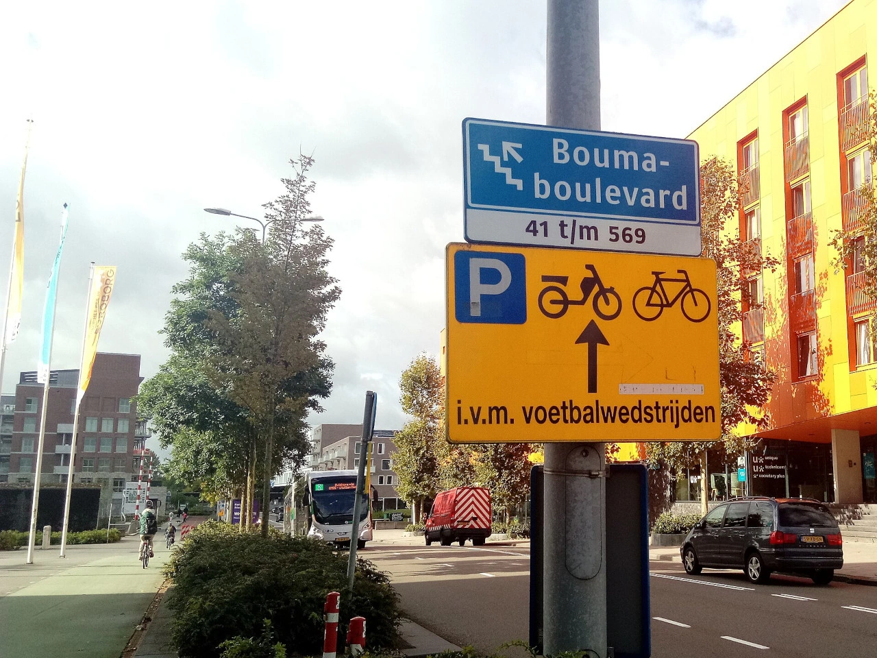 Bicycle parking station