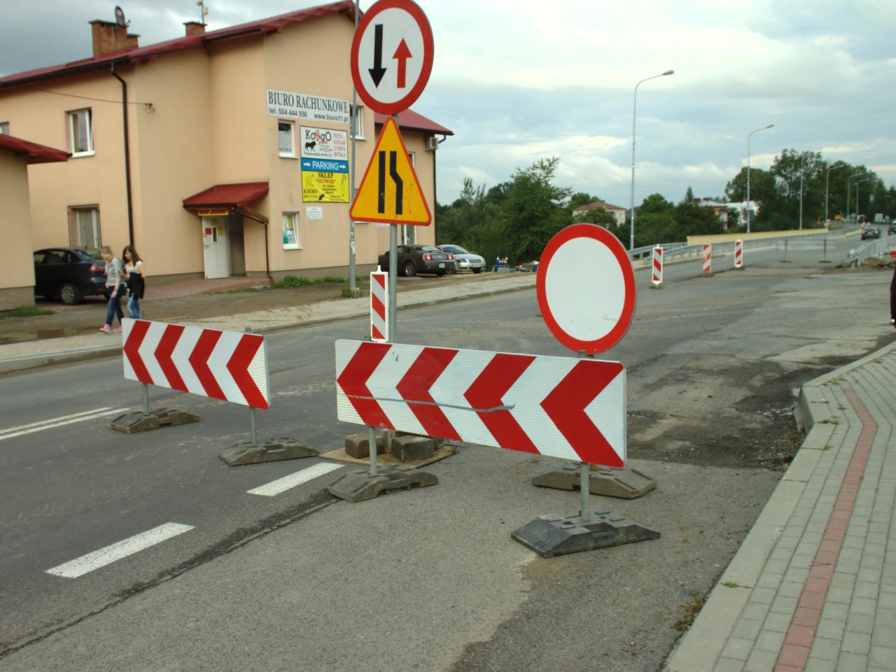 Give way to oncoming traffic