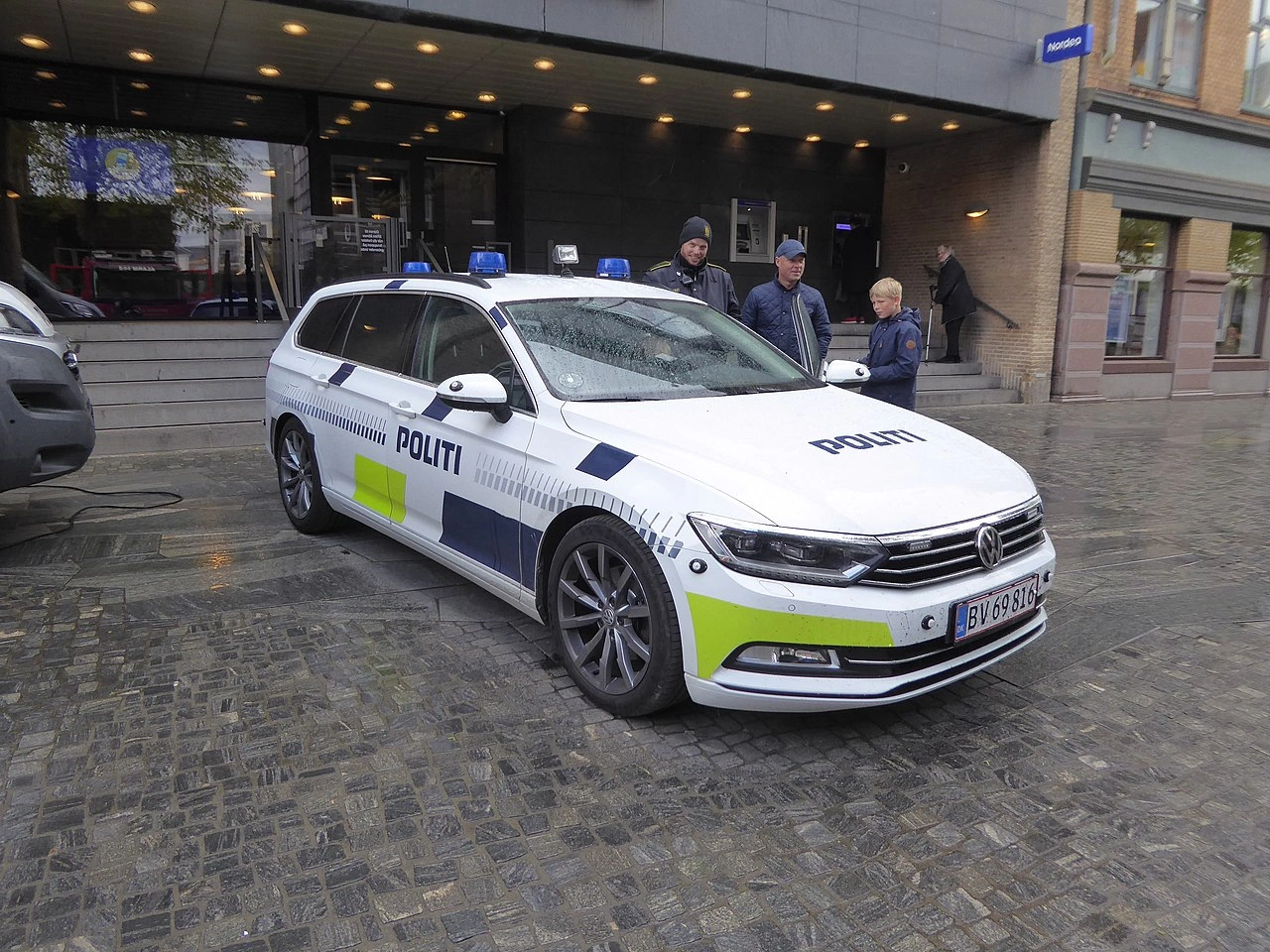 Polis