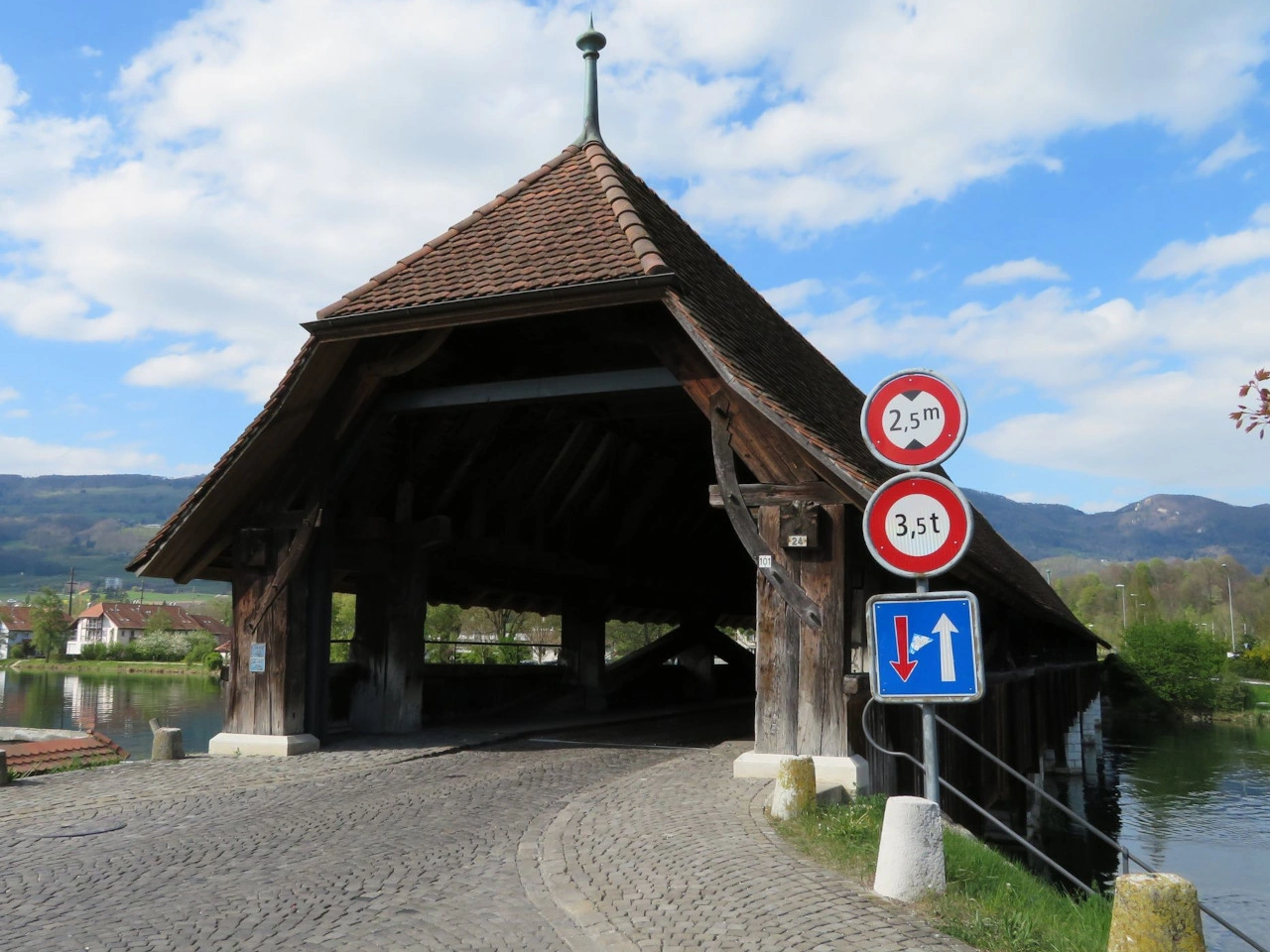 Priority over oncoming traffic