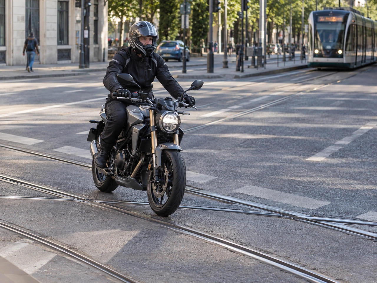 Motosikletli tramvay veya demiryolu raylarını nasıl geçmelidir?