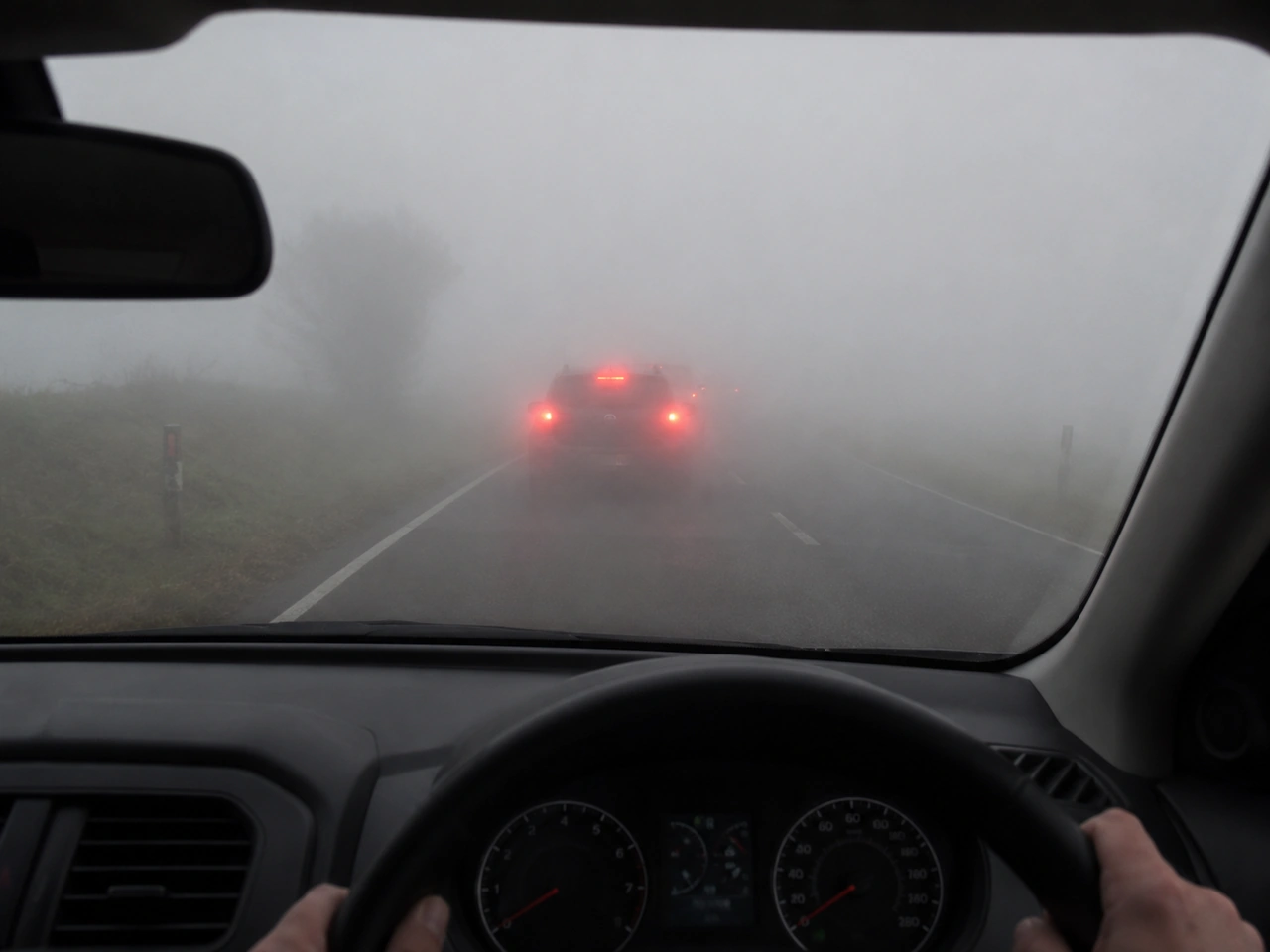 Por que deve reduzir a velocidade no nevoeiro?