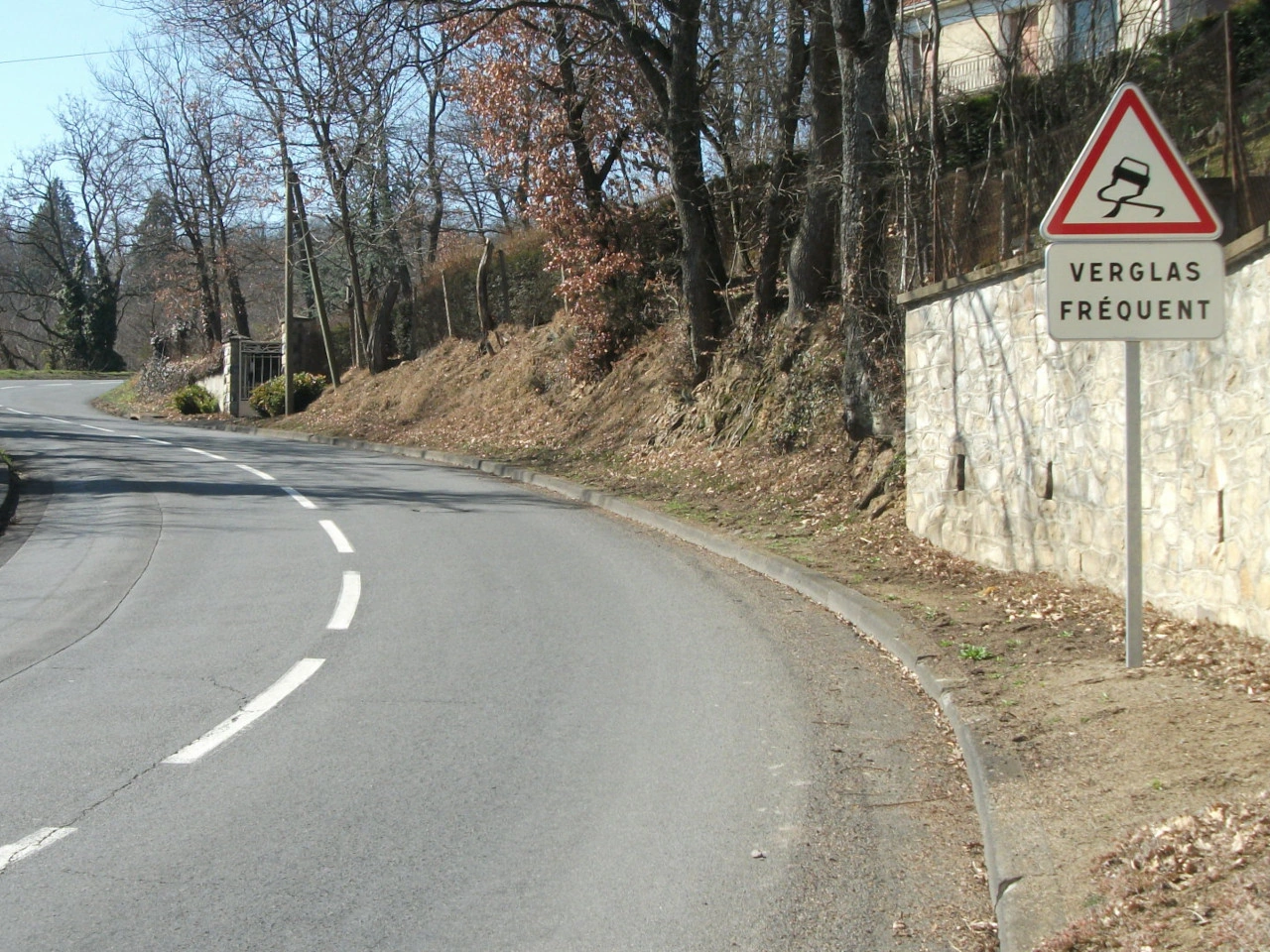 滑りやすい道路