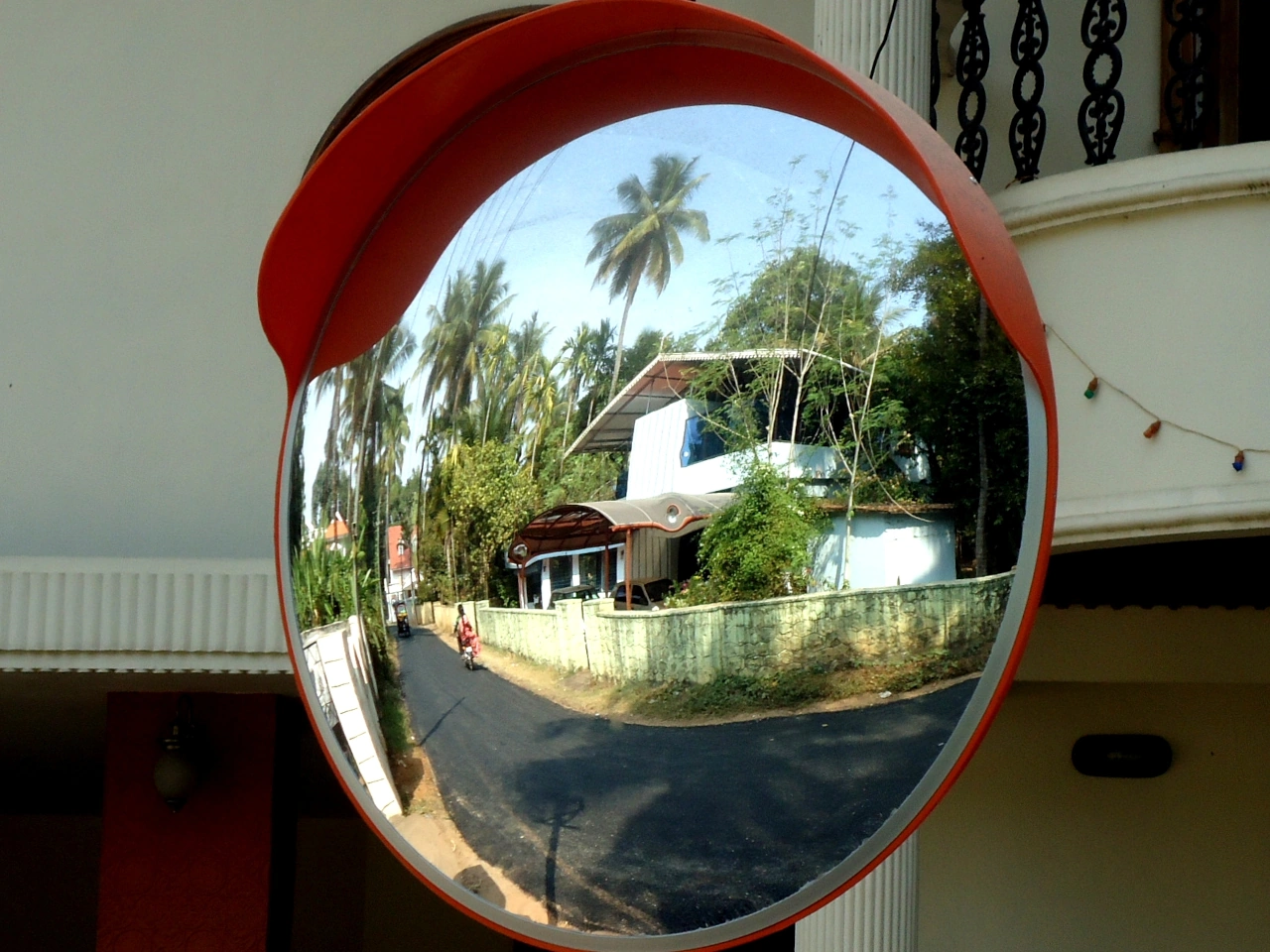 Traffic mirror