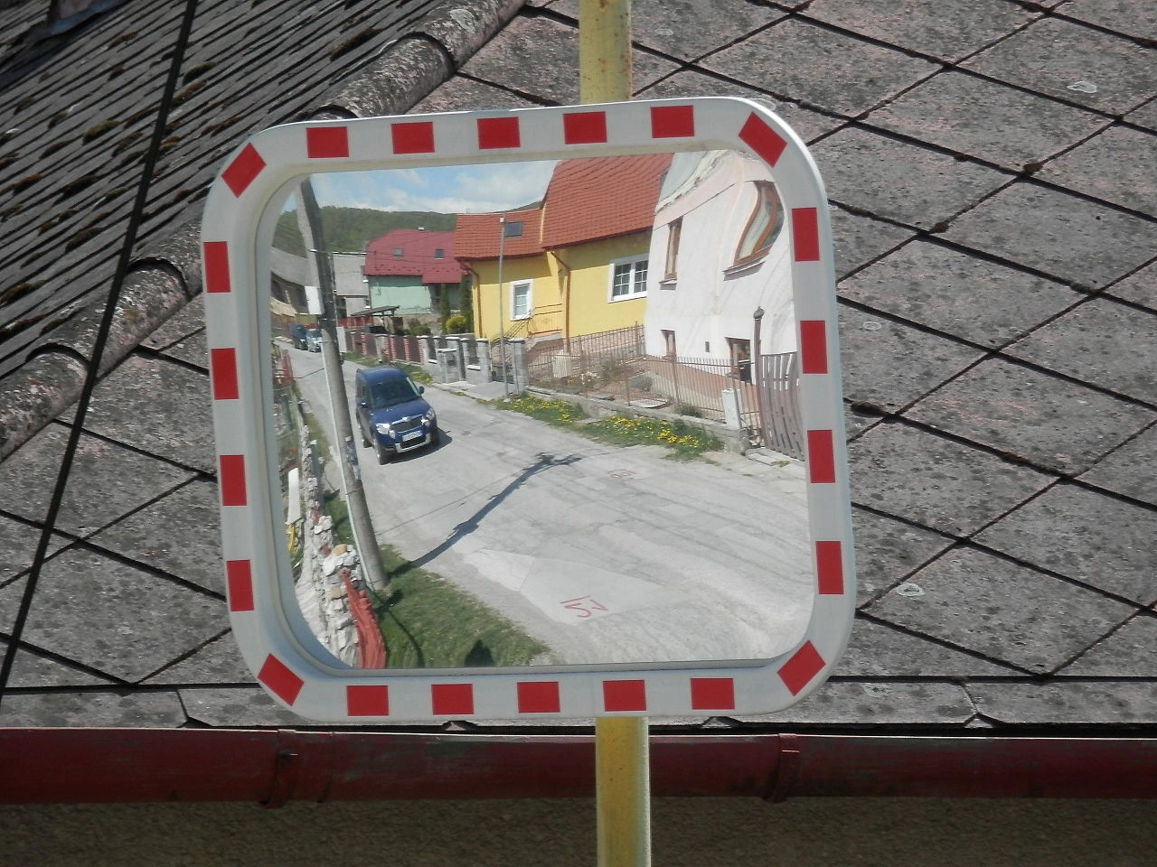 Traffic mirror