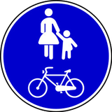 Via partilhada obrigatória para peões e ciclistas.