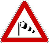 Aviso de vento lateral forte.