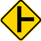 Warnung vor Seitenstraße von rechts.