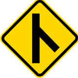 Warnung vor einmündendem Verkehr von rechts.