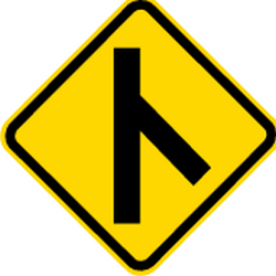 Warnung vor einmündendem Verkehr von rechts.