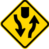 Warnung vor geteilter Fahrbahn.
