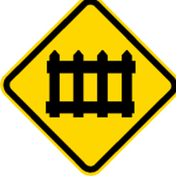 Warnung vor Bahnübergang mit Schranken.