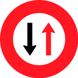 Fahrbahnverengung, Gegenverkehr Vorfahrt gewähren.