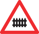 Warnung vor Bahnübergang mit Schranken.
