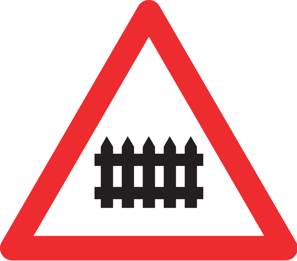 Warnung vor Bahnübergang mit Schranken.