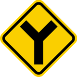優先規制のないY字交差点に注意。