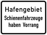 Port area, give way to rail vehicles.