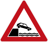 Warning for a quayside or riverbank.