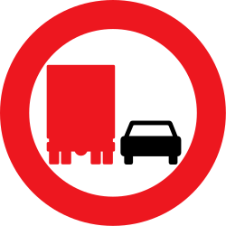 Überholen für Lastwagen verboten.