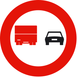 Überholen für Lastwagen verboten.