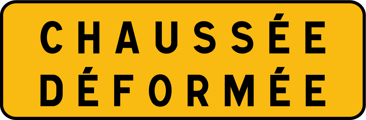 Beschädigte Fahrbahn.