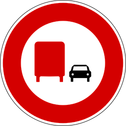 Überholen für Lastwagen verboten.