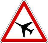 低空飛行の航空機に注意。