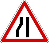 左側の道路幅減少に注意。