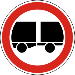 Lastwagen mit Anhänger verboten.