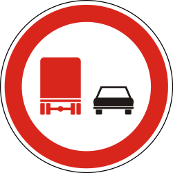 Überholen für Lastwagen verboten.