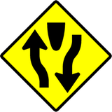 Warnung vor geteilter Fahrbahn.