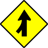 Warnung vor einmündender Seitenstraße.