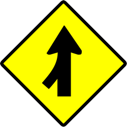 Warnung vor einmündender Seitenstraße.