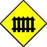 Warnung vor Bahnübergang mit Schranken.