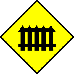 Warnung vor Bahnübergang mit Schranken.