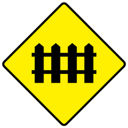 Warnung vor Bahnübergang mit Schranken.