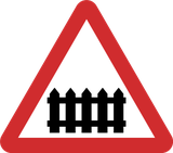Warnung vor Bahnübergang mit Schranken.
