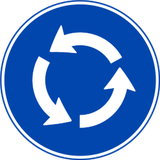 Vorgeschriebene Fahrtrichtung im Kreisverkehr.