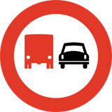 Überholen für Lastwagen verboten.