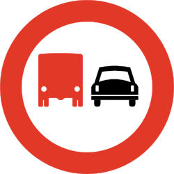 Überholen für Lastwagen verboten.