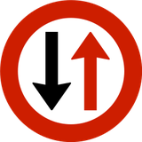 Fahrbahnverengung, Gegenverkehr Vorfahrt gewähren.