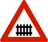 Warnung vor Bahnübergang mit Schranken.