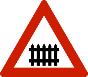 Warnung vor Bahnübergang mit Schranken.