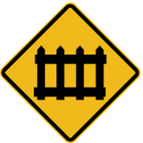 Warnung vor Bahnübergang mit Schranken.