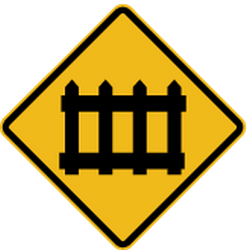 Warnung vor Bahnübergang mit Schranken.