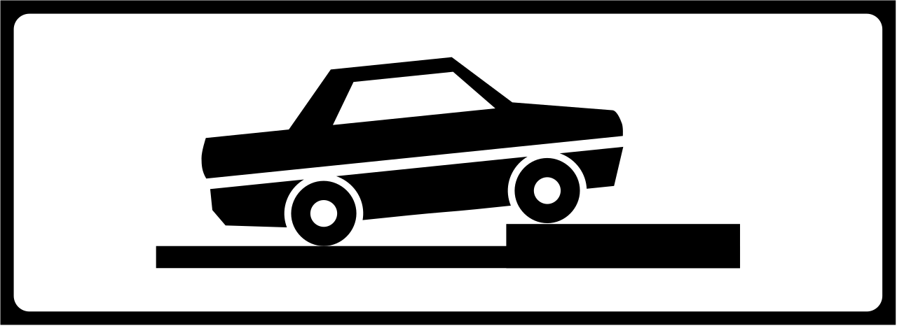Estacionamiento perpendicular parcialmente en la acera.