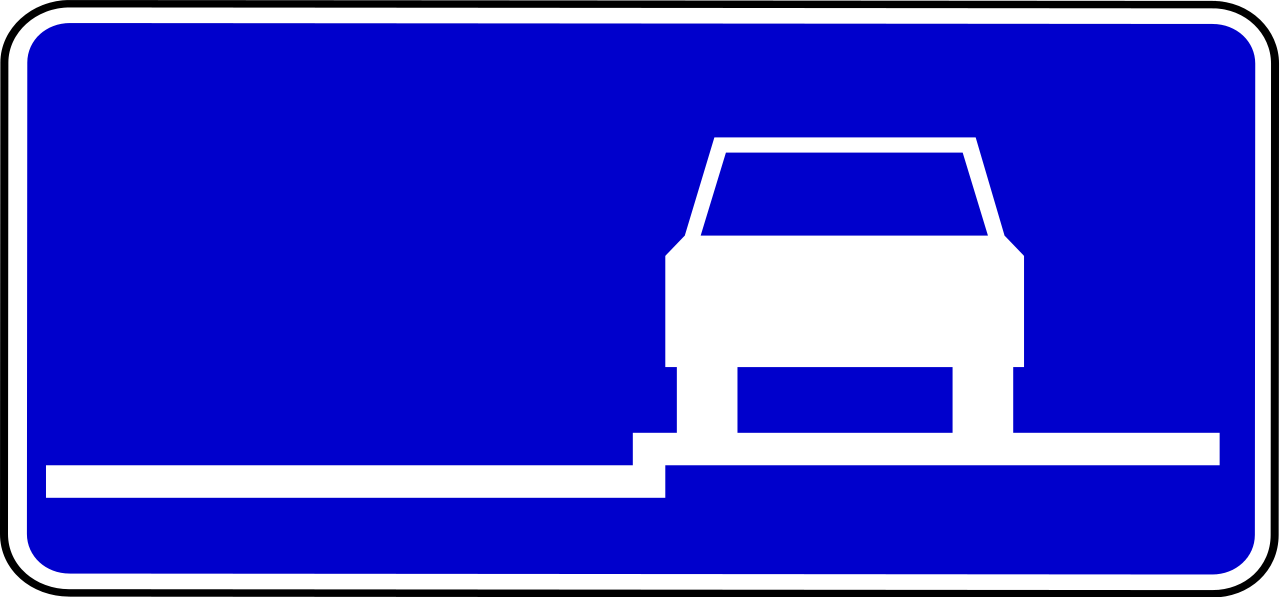 Parallelparken auf dem Gehweg.