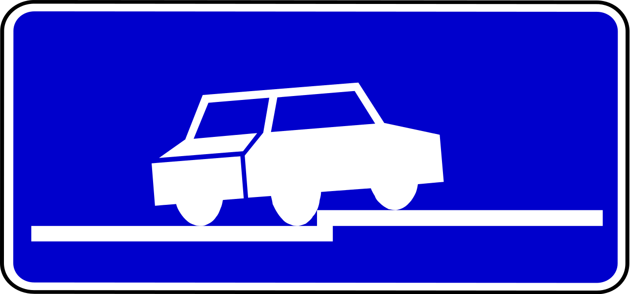 Schrägparken teilweise auf dem Gehweg.