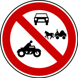 Motociclos, automóveis e carroças proibidos.