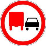 Überholen für Lastwagen verboten.